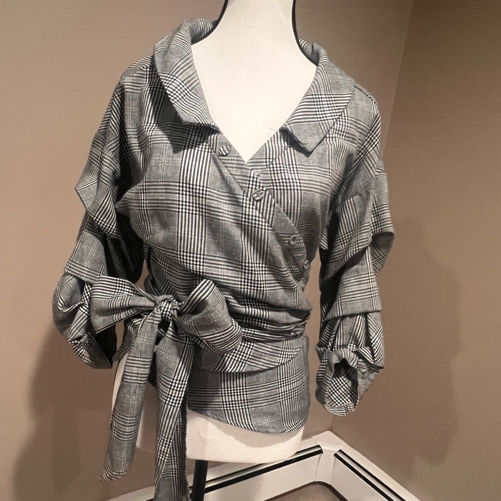 Two piece suite. Top is a Small and bottom is a Medium.